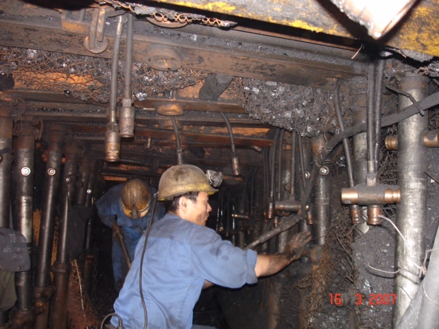 Xe goong trong khai thác than trong lò tại mỏ than Nam Mẫu